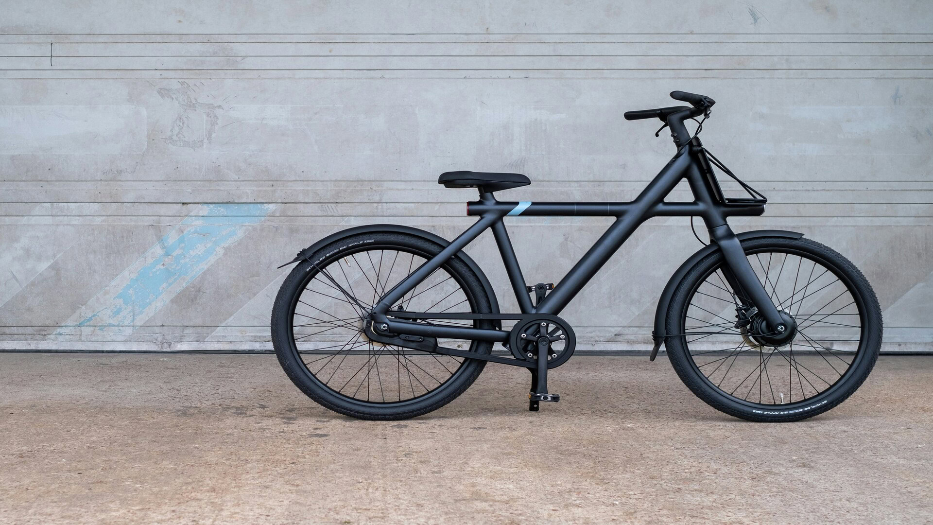 vélo urbain noir au design Épuré