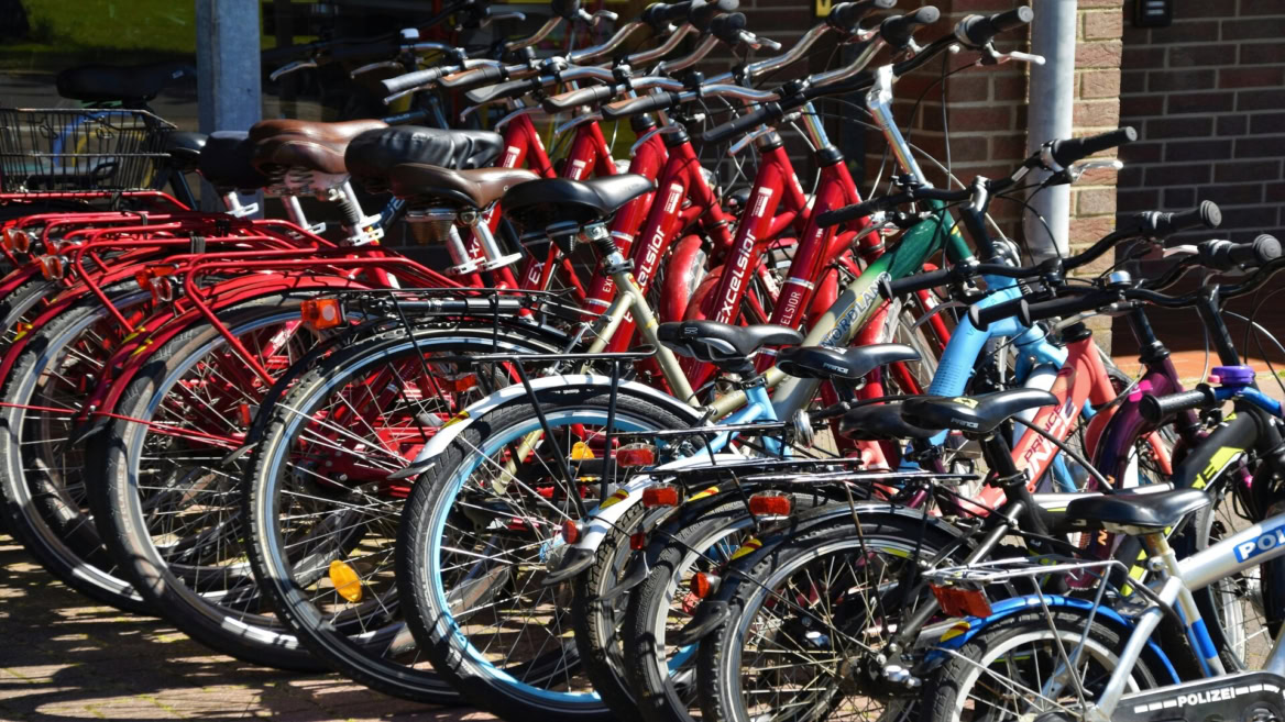 vélos rouges serrés dans un parking urbain