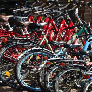 vélos rouges serrés dans un parking urbain