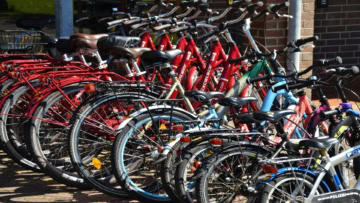 vélos rouges serrés dans un parking urbain