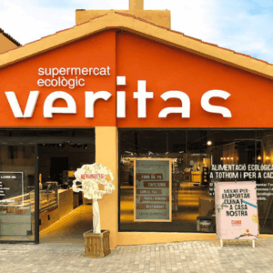fachada ecológica del supermercado veritas