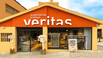 fachada ecológica del supermercado veritas