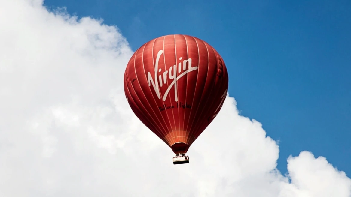 mongolfiera virgin rossa nel cielo azzurro