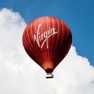 mongolfiera virgin rossa nel cielo azzurro