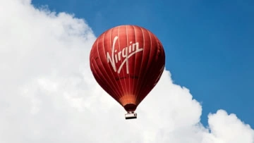 mongolfiera virgin rossa nel cielo azzurro