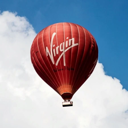 mongolfiera virgin rossa nel cielo azzurro