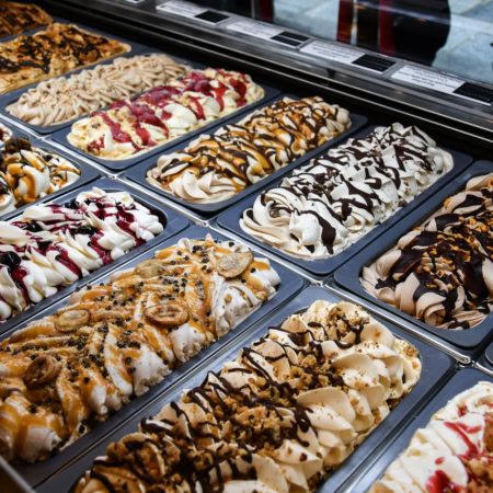 vitrine de gelato gourmande aux toppings colorés