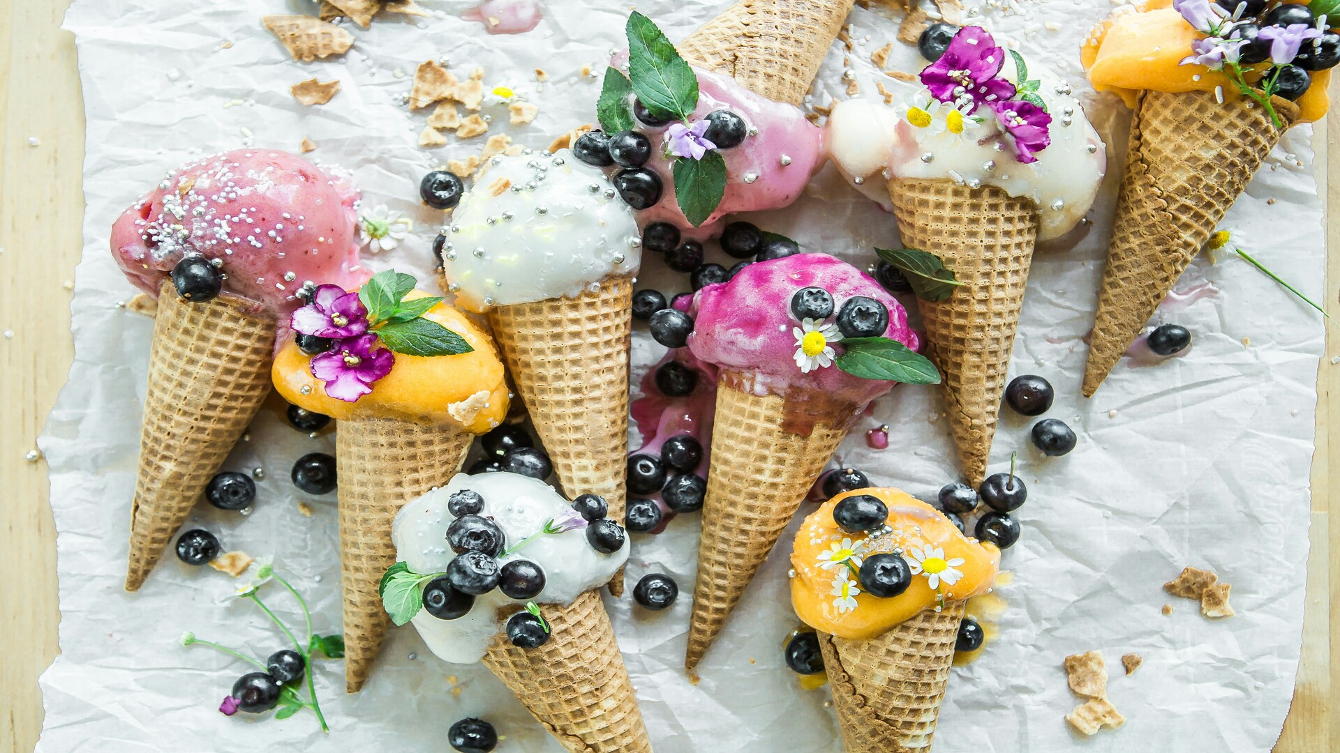 cônes gaufres glacés aux fruits et fleurs