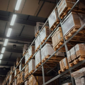 entrepôt logistique avec rayonnages et palettes de cartons