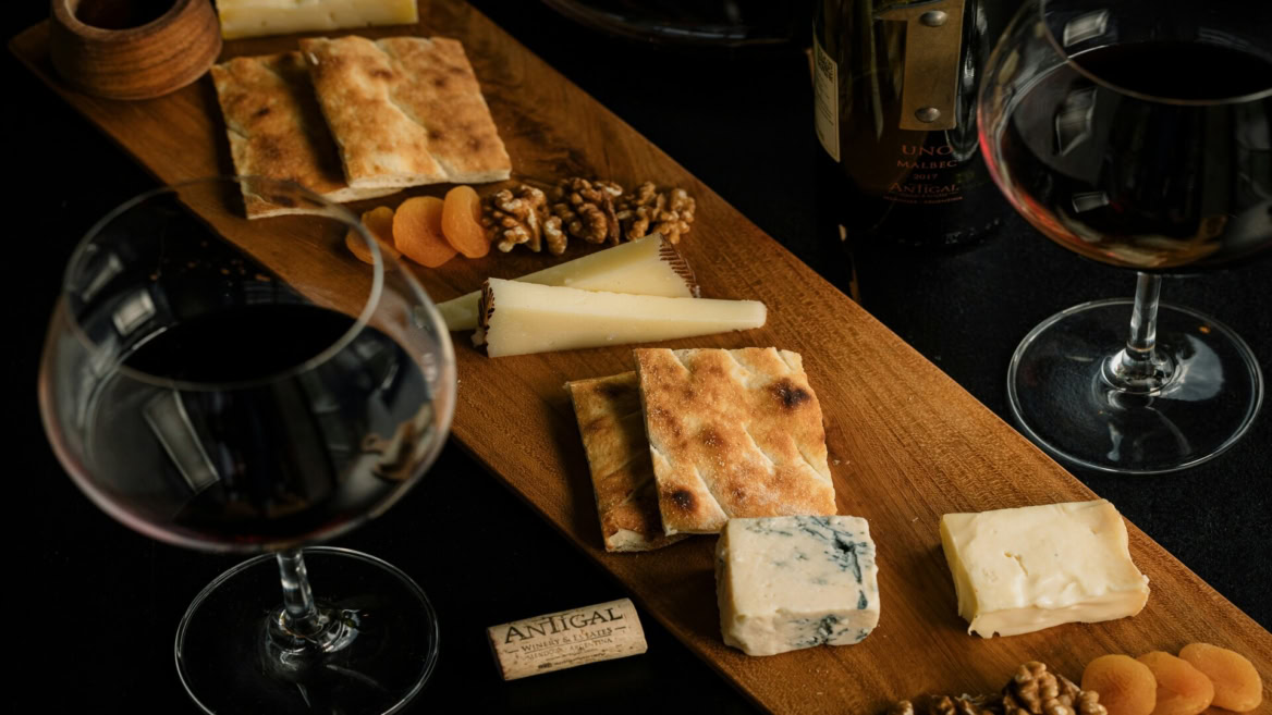 plateau gourmand fromages et vin rouge