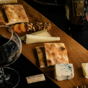 plateau gourmand fromages et vin rouge