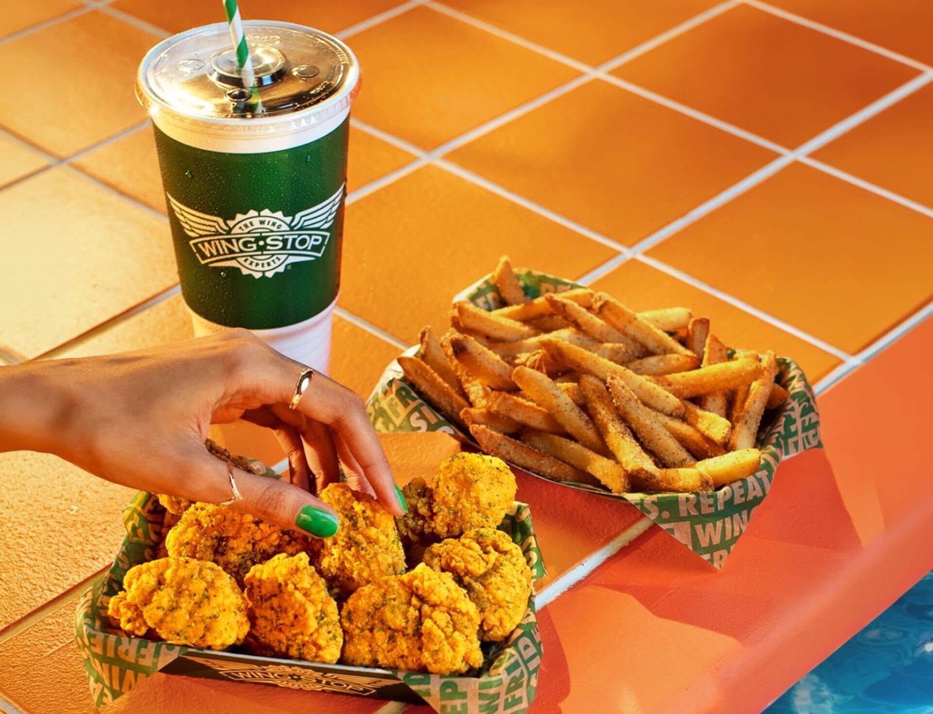tris wingstop: pollo fritto, patatine e drink verde