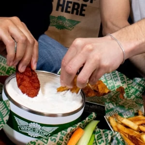 poulet wingstop, sauce crémeuse et frites entre amis