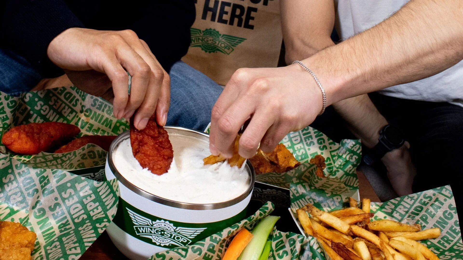 poulet wingstop, sauce crémeuse et frites entre amis