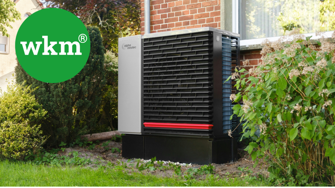 wärmepumpe im garten am backsteingebäude