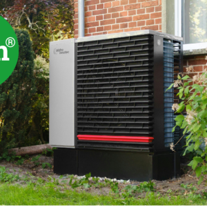 wärmepumpe im garten am backsteingebäude