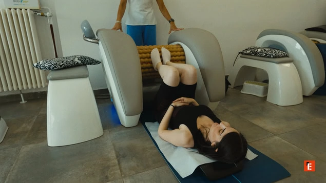 donna in terapia di rilassamento con massaggiatore