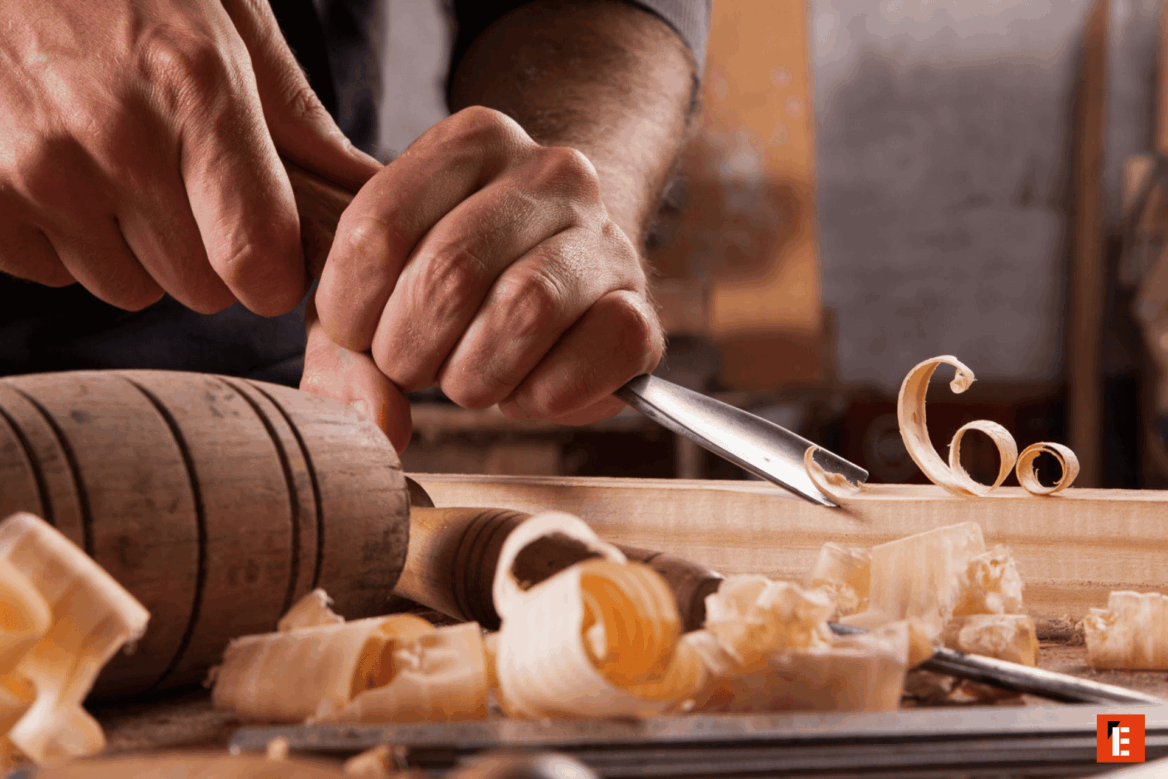 scultura del legno con scalpello e trucioli