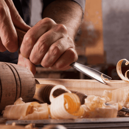 scultura del legno con scalpello e trucioli