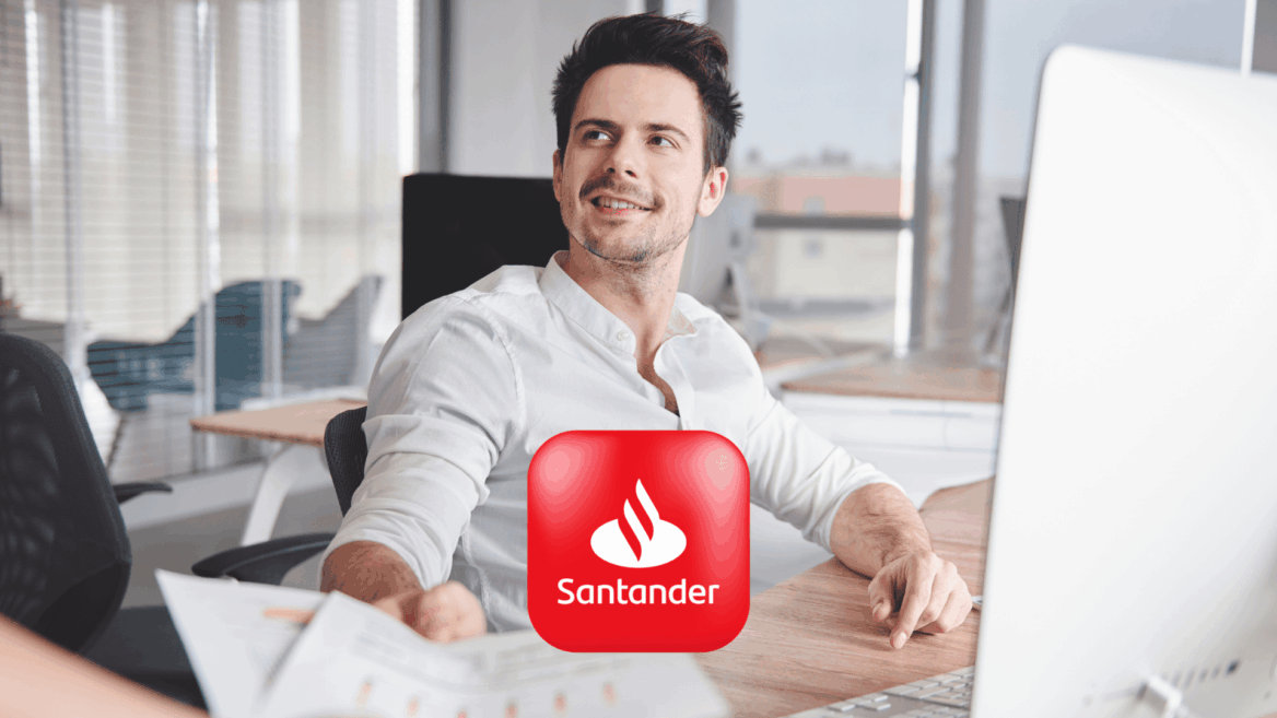 joven en oficina con logo santander