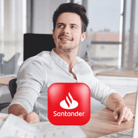 joven en oficina con logo santander