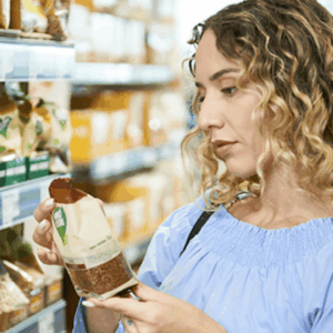 donna che legge l’etichetta al supermercato