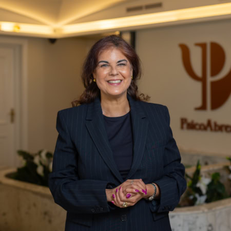 abogada sonriente en oficina elegante y profesional