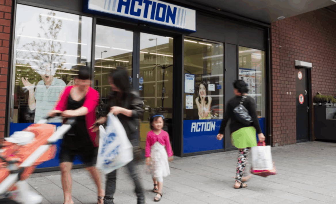 facciata del negozio action con passanti sfocati