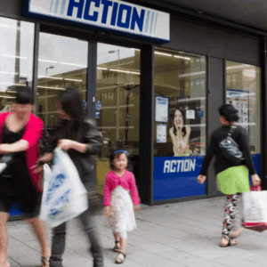 facciata del negozio action con passanti sfocati