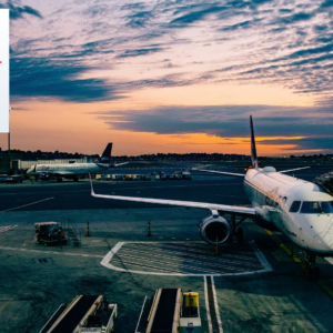 flughafen bei sonnenaufgang mit jetblue am gate