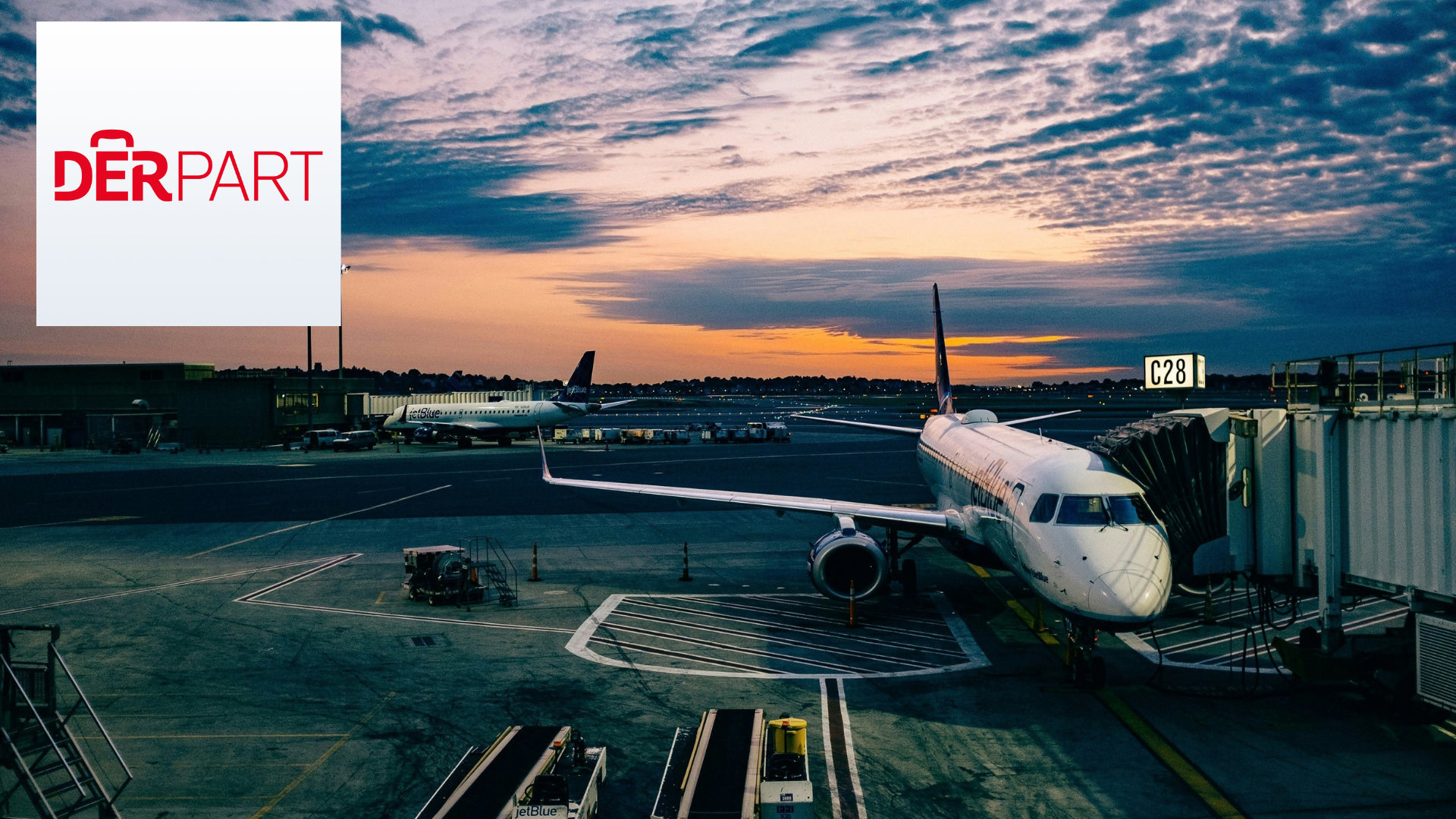 flughafen bei sonnenaufgang mit jetblue am gate
