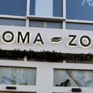 façade aroma zone illuminée et décorations de noël