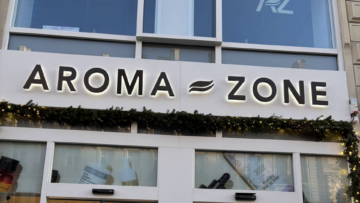 façade aroma zone illuminée et décorations de noël
