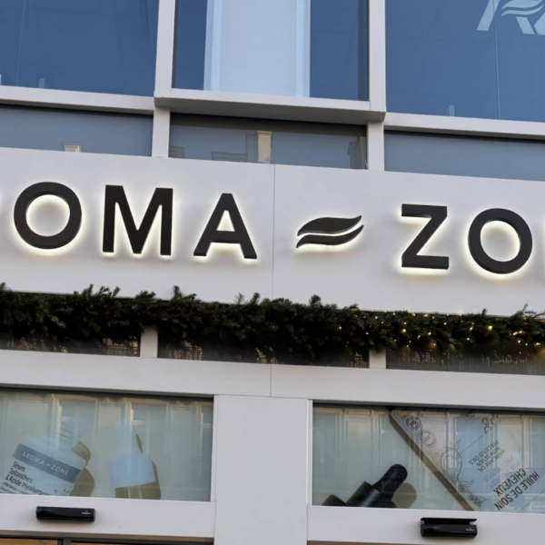 façade aroma zone illuminée et décorations de noël