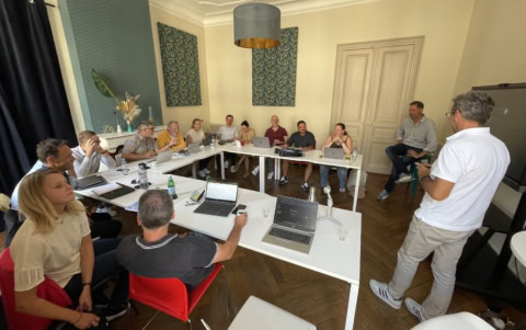 atelier collaboratif en salle Élégante