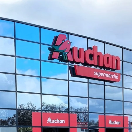 façade moderne du supermarché auchan en verre