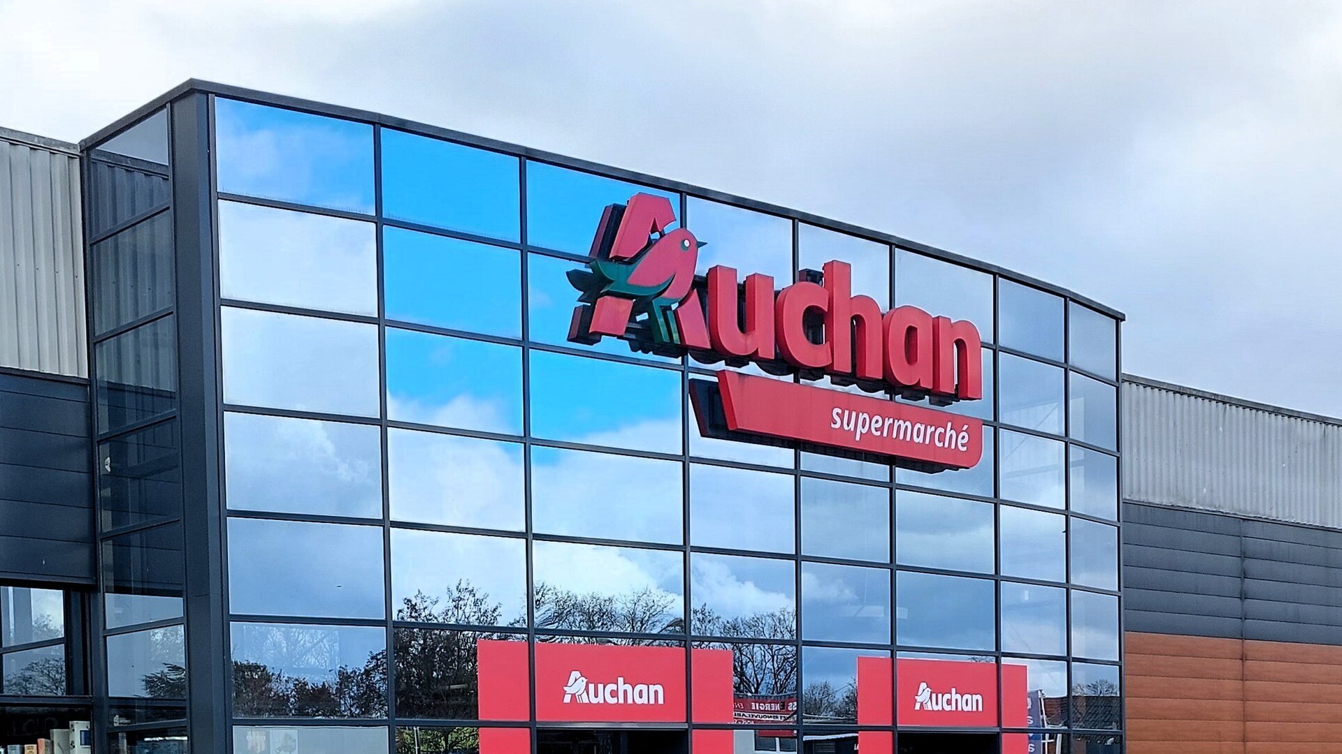 façade moderne du supermarché auchan en verre