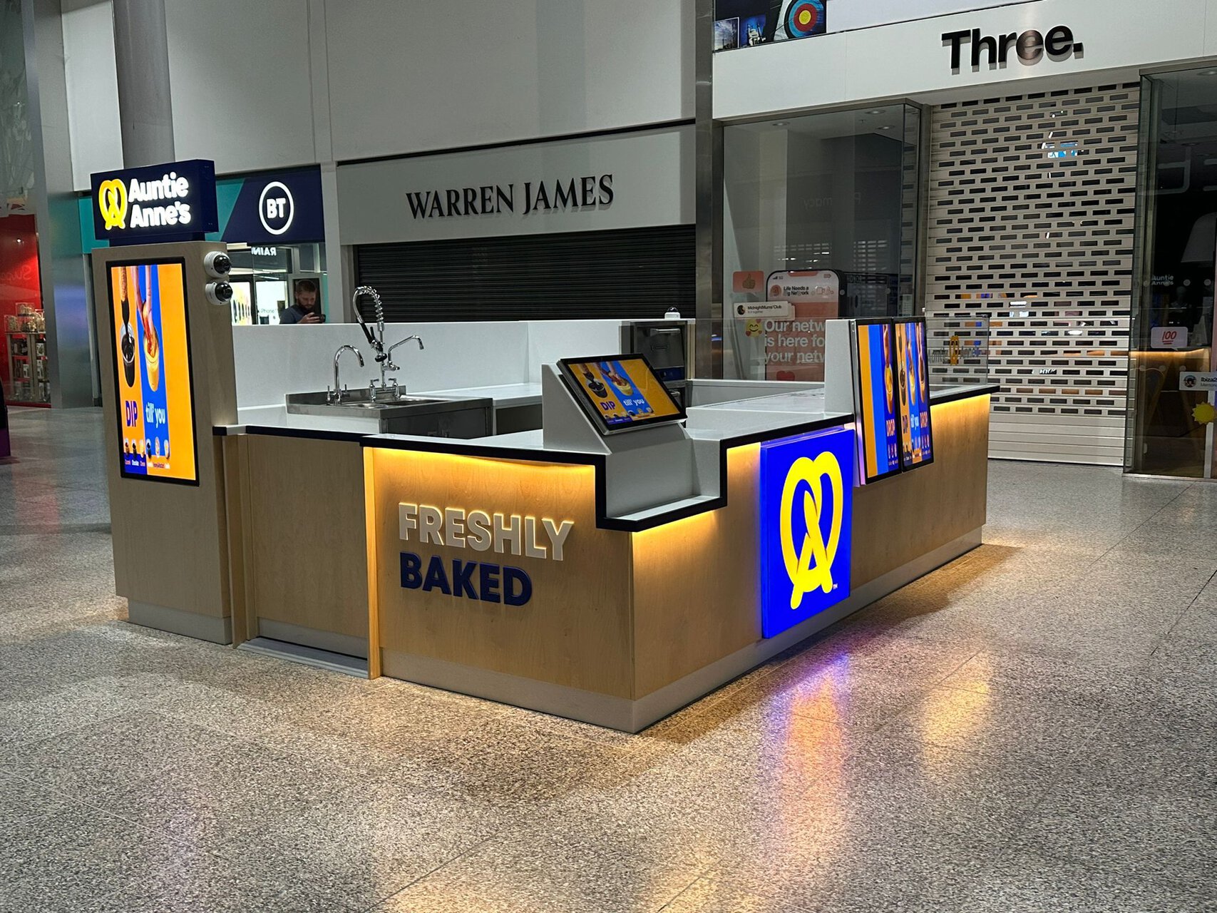 auntie anne’s pretzel kiosk in mall concourse