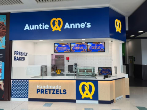 auntie anne’s pretzel stand in mall food court