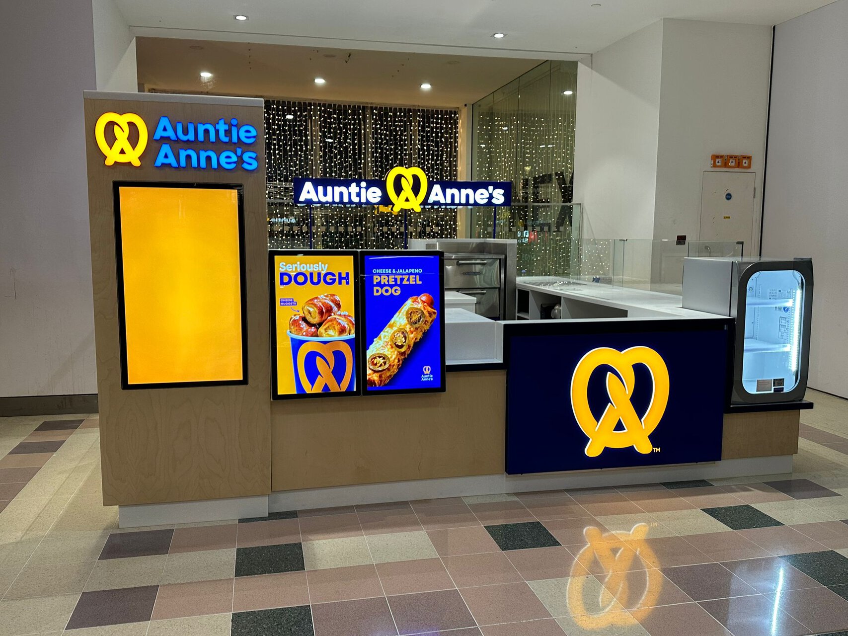 auntie anne’s pretzel kiosk with digital menu screens