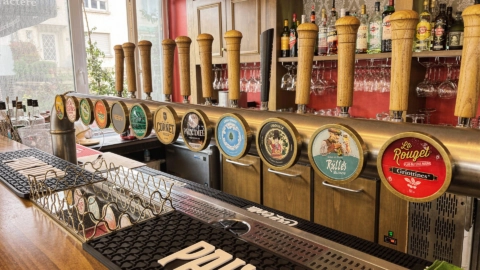 bar de pub rustique aux tireuses à bière