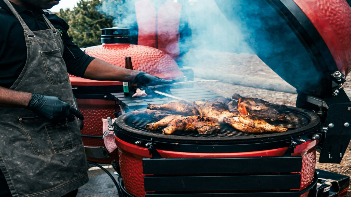 poulet grillé fumé sur bbq rouge