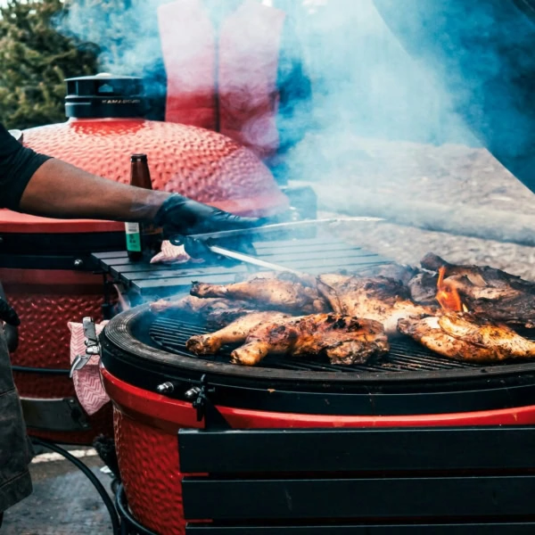 poulet grillé fumé sur bbq rouge