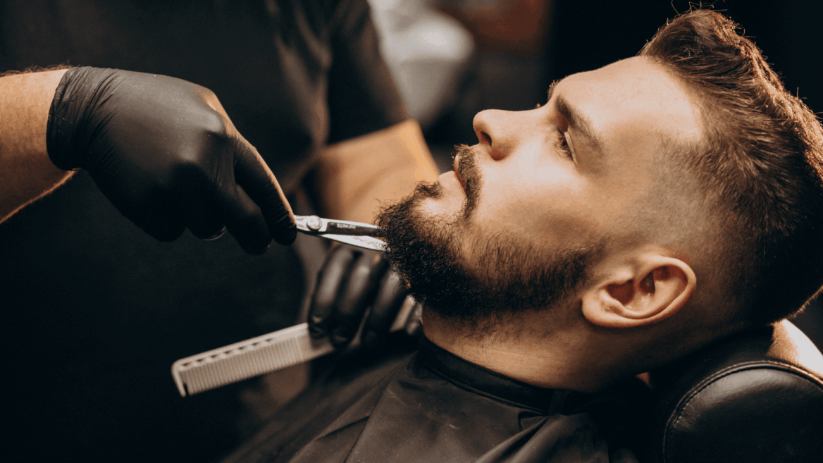 barbero perfilando la barba en primer plano