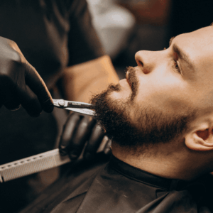 barbero perfilando la barba en primer plano