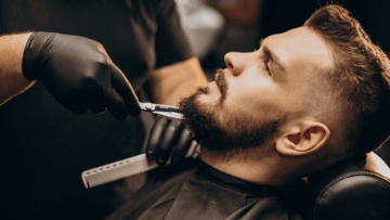barbero perfilando la barba en primer plano