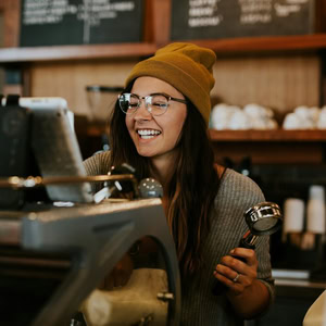 barista souriante dans un café chaleureux