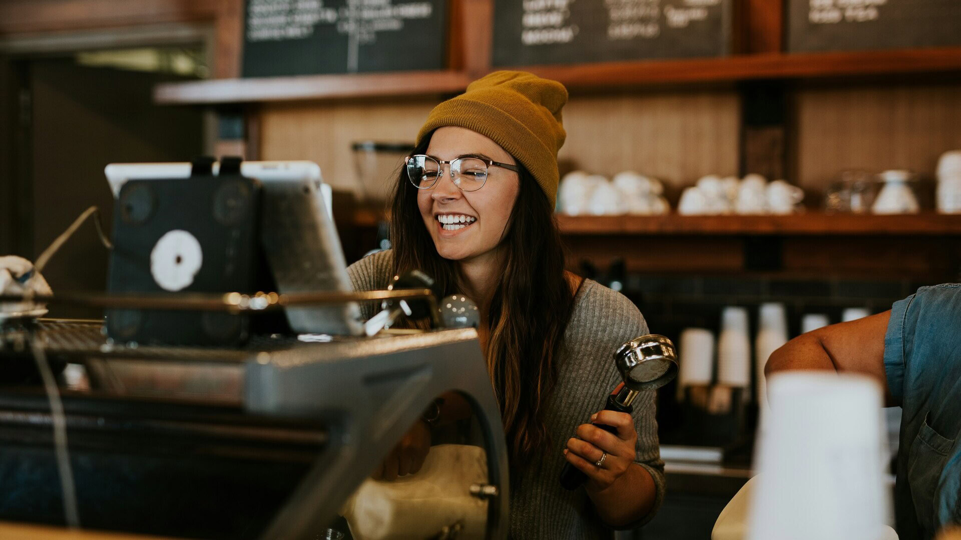 barista souriante dans un café chaleureux