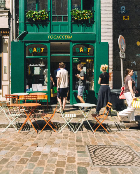 façade verte d’une focacceria italienne en terrasse