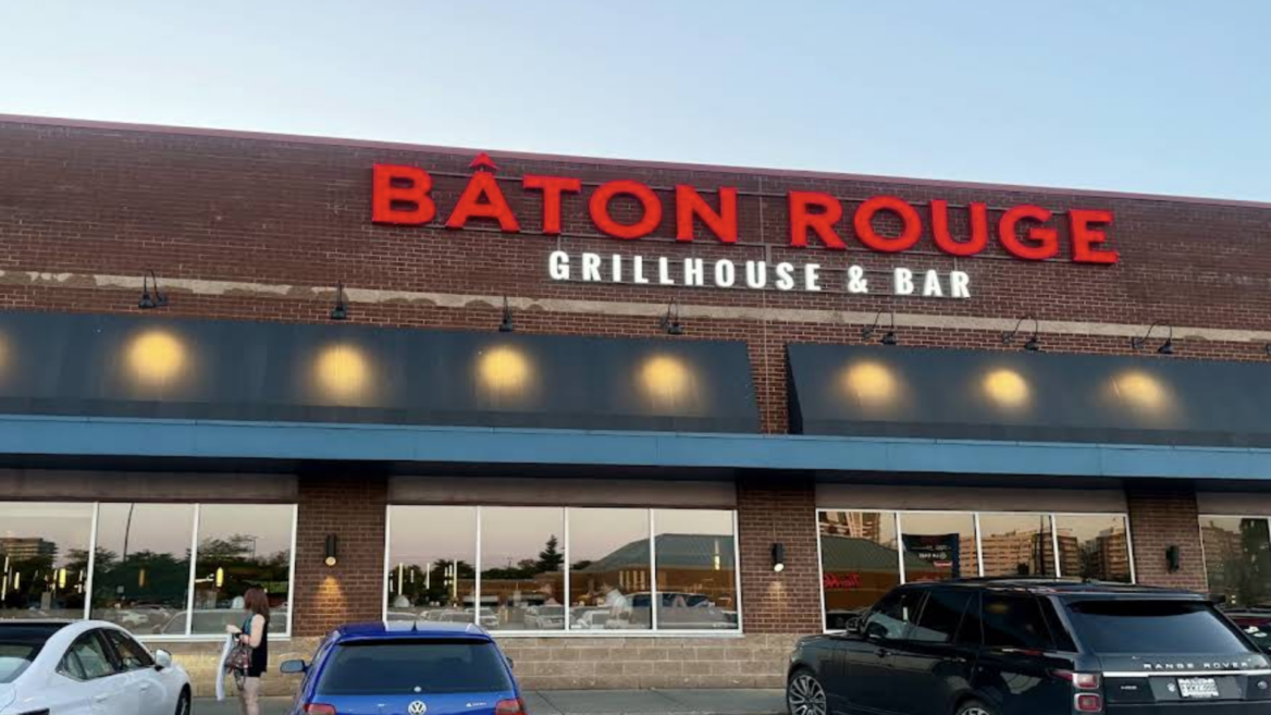 façade du baton rouge grillhouse & bar au crépuscule